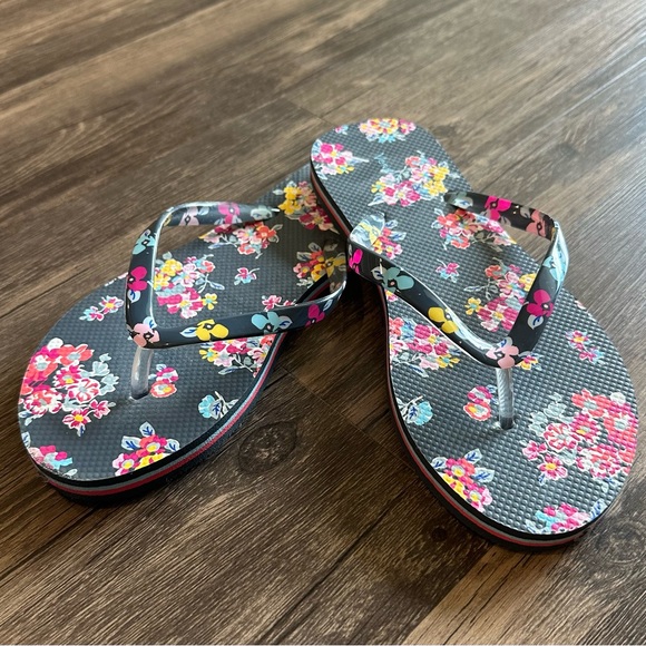 New without tags Vera Bradley Flip Flops.  Size 5-6.  Grey W/bright flowers. - Picture 1 of 4